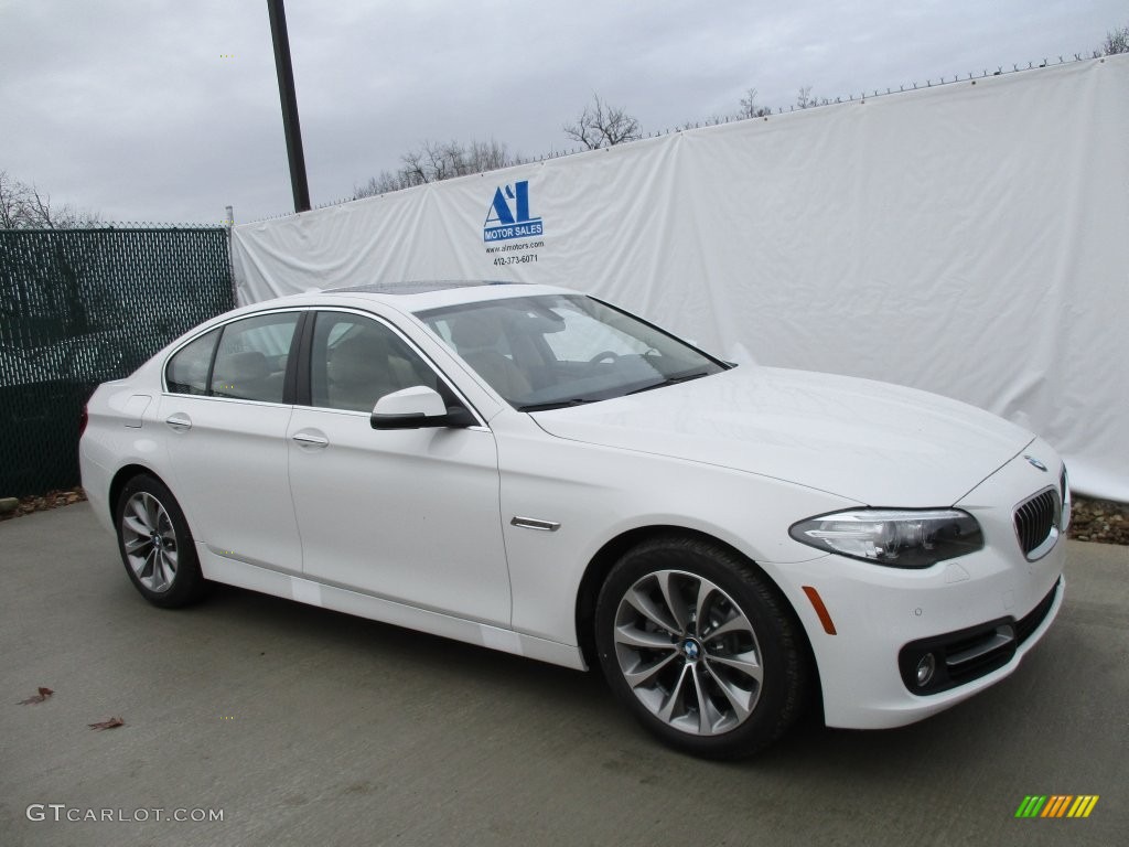 2016 5 Series 528i xDrive Sedan - Alpine White / Venetian Beige/Black photo #1