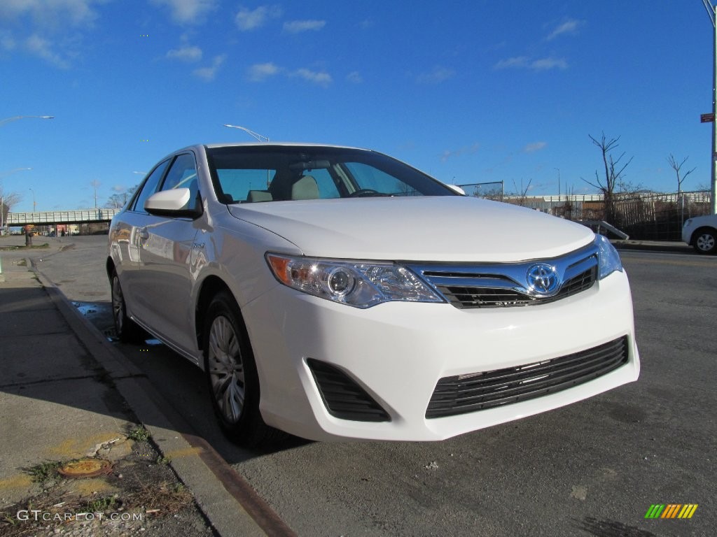 2013 Camry Hybrid LE - Super White / Light Gray photo #3