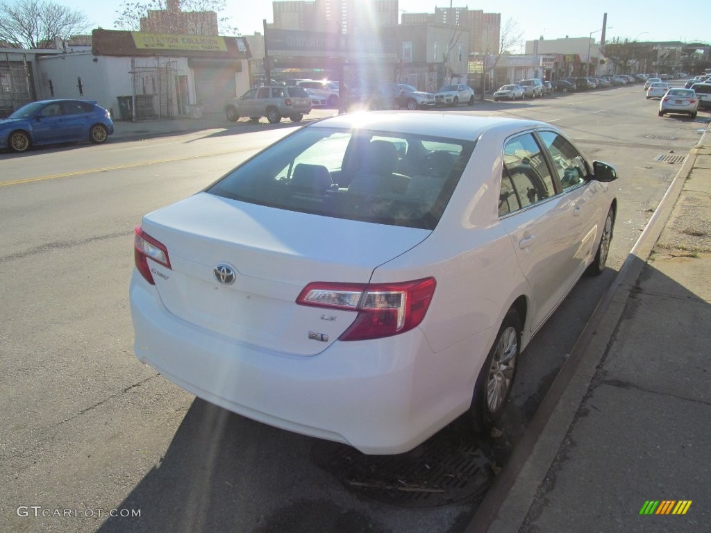 2013 Camry Hybrid LE - Super White / Light Gray photo #5