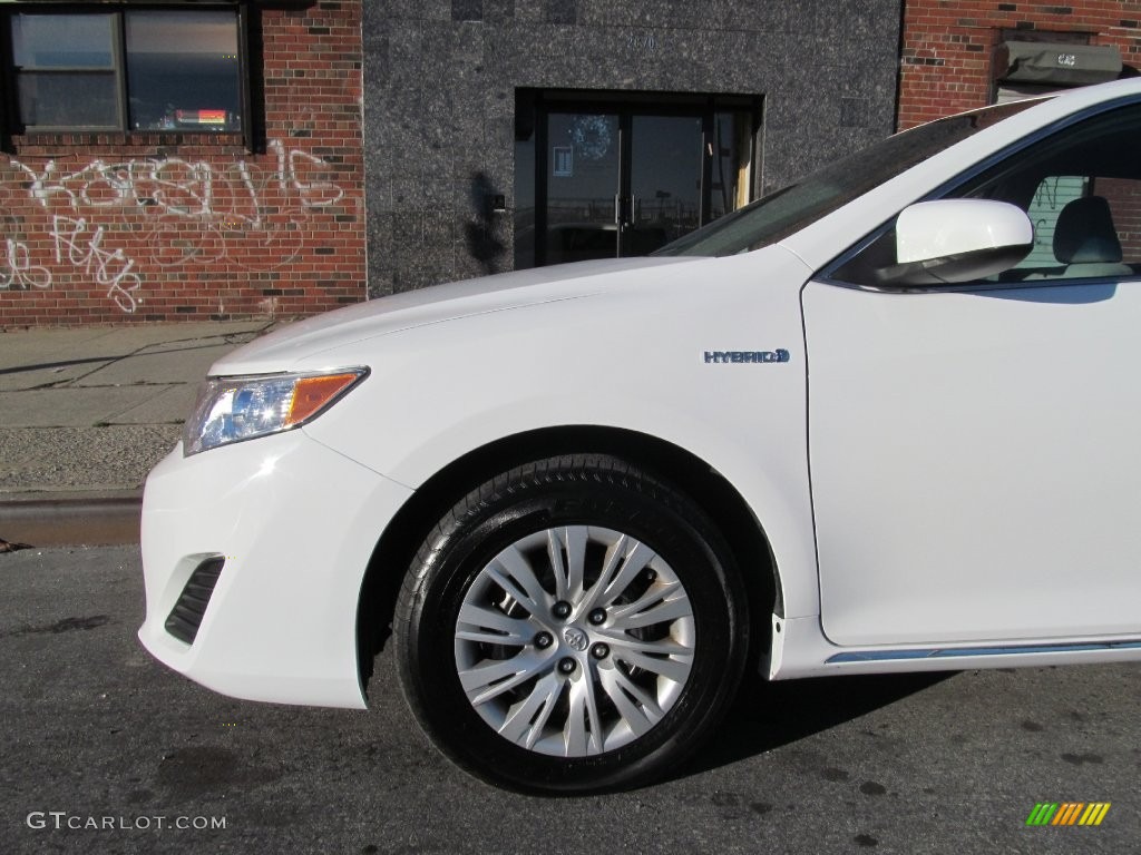 2013 Camry Hybrid LE - Super White / Light Gray photo #12