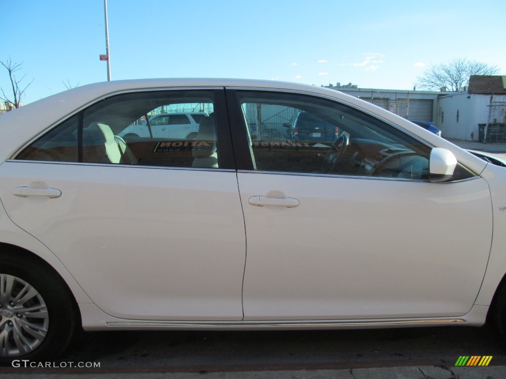 2013 Camry Hybrid LE - Super White / Light Gray photo #13
