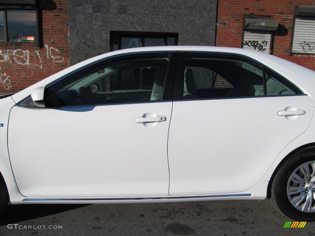 2013 Camry Hybrid LE - Super White / Light Gray photo #14