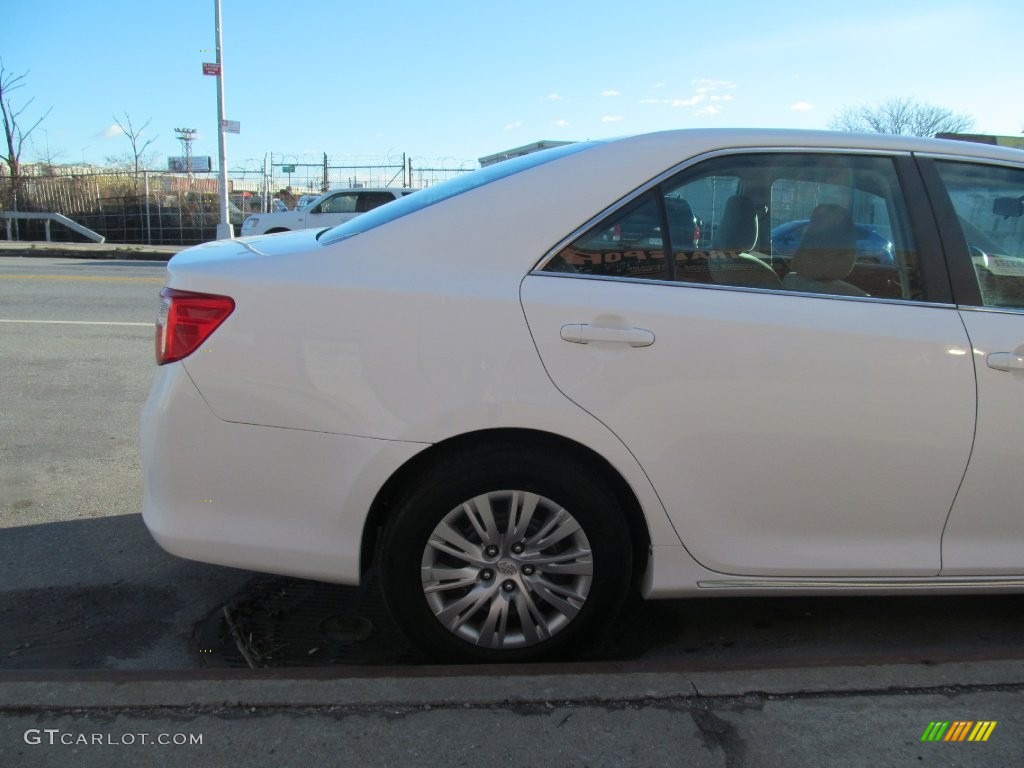 2013 Camry Hybrid LE - Super White / Light Gray photo #15