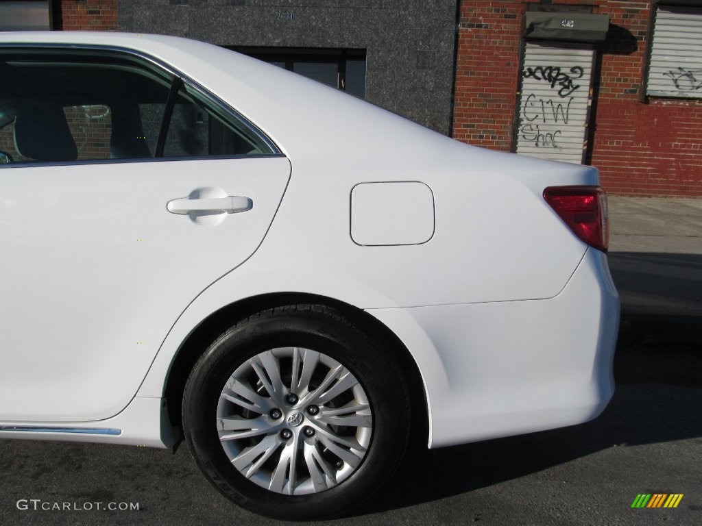 2013 Camry Hybrid LE - Super White / Light Gray photo #16