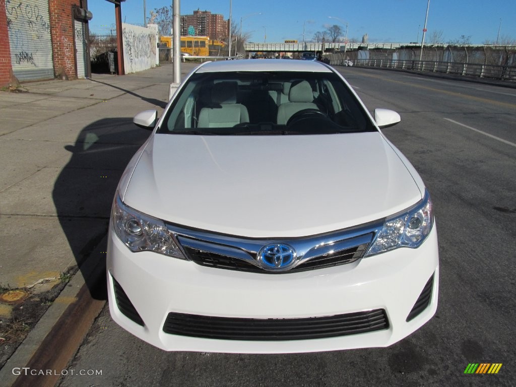 2013 Camry Hybrid LE - Super White / Light Gray photo #17
