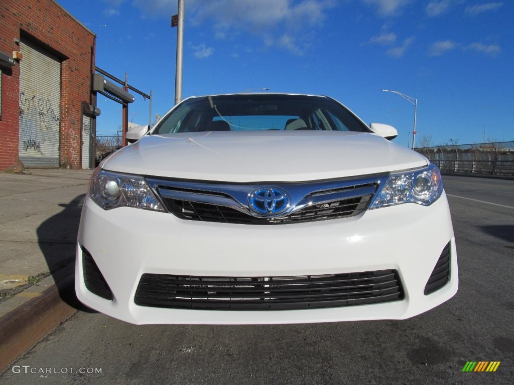 2013 Camry Hybrid LE - Super White / Light Gray photo #18