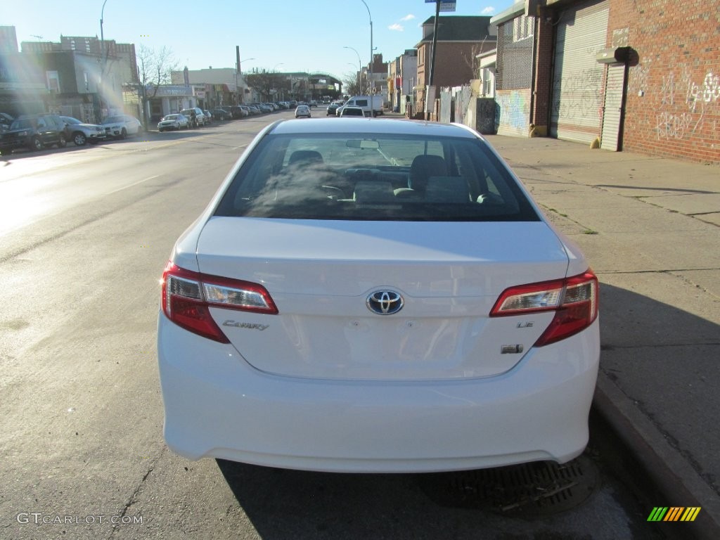 2013 Camry Hybrid LE - Super White / Light Gray photo #21