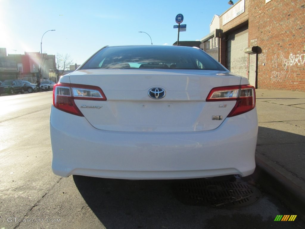 2013 Camry Hybrid LE - Super White / Light Gray photo #22