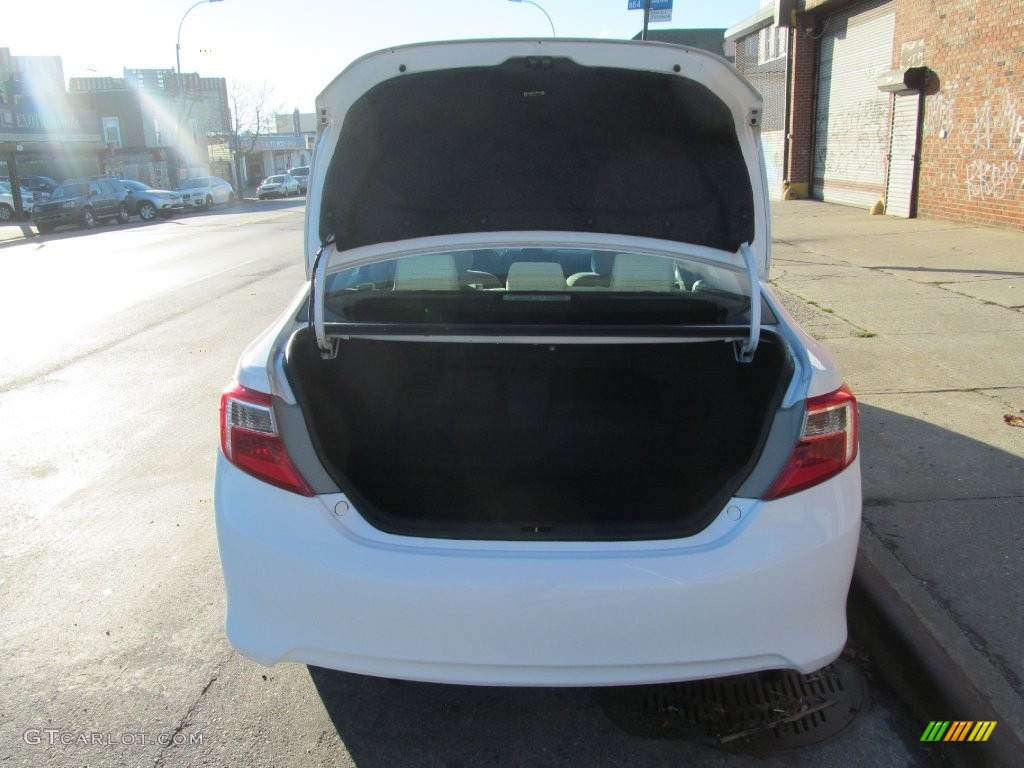 2013 Camry Hybrid LE - Super White / Light Gray photo #23