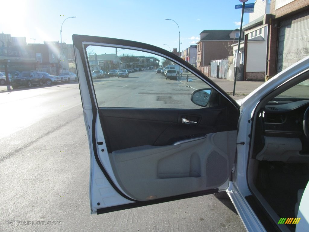 2013 Camry Hybrid LE - Super White / Light Gray photo #28