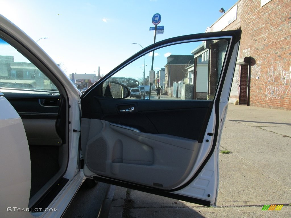 2013 Camry Hybrid LE - Super White / Light Gray photo #29