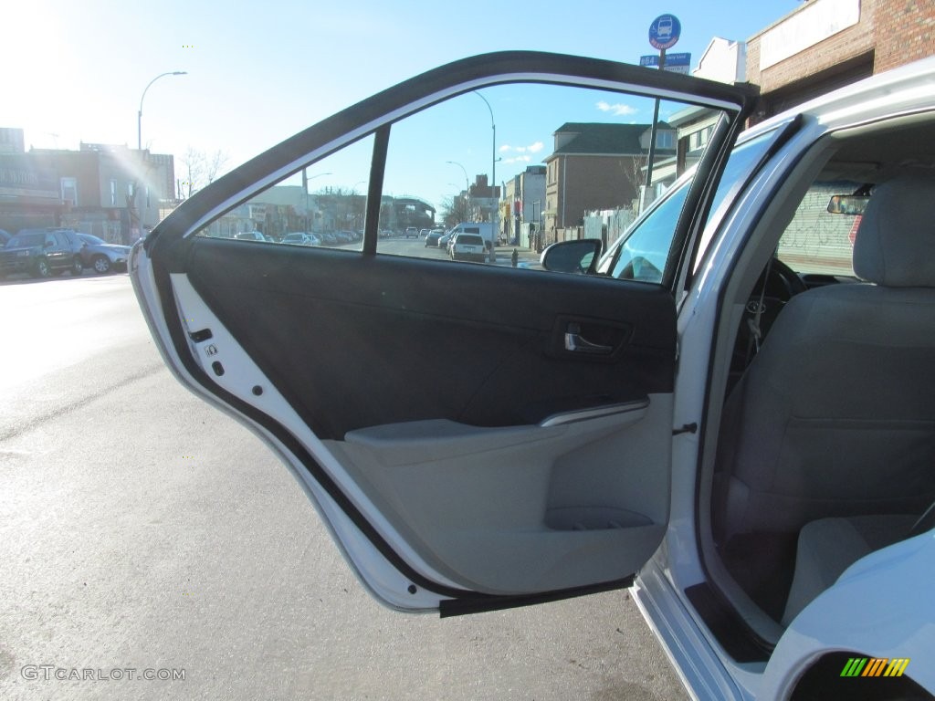 2013 Camry Hybrid LE - Super White / Light Gray photo #30