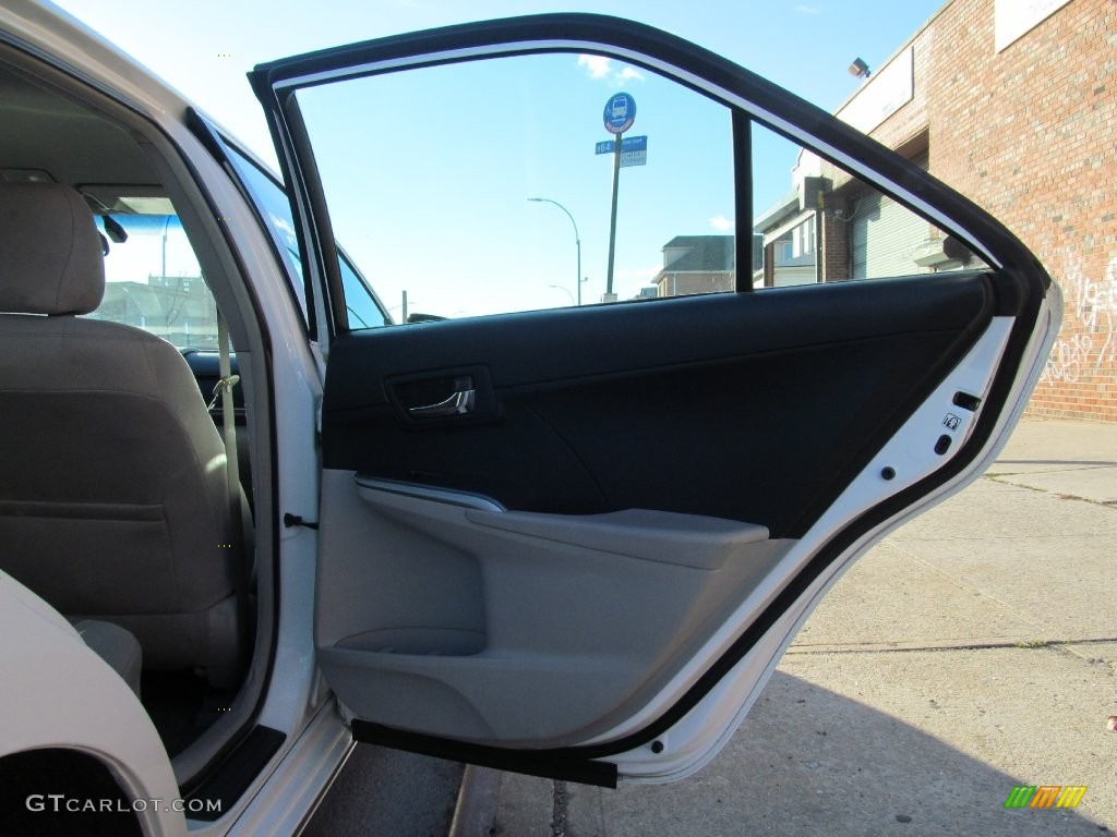 2013 Camry Hybrid LE - Super White / Light Gray photo #31