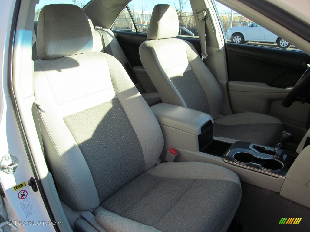 2013 Camry Hybrid LE - Super White / Light Gray photo #33