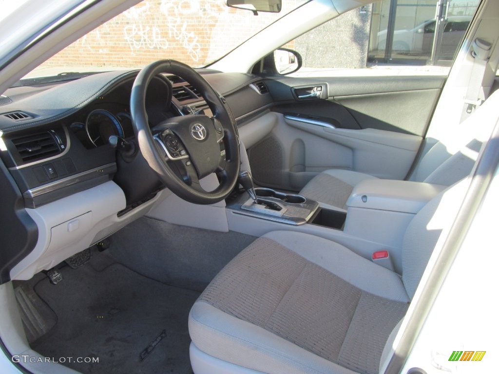 2013 Camry Hybrid LE - Super White / Light Gray photo #34