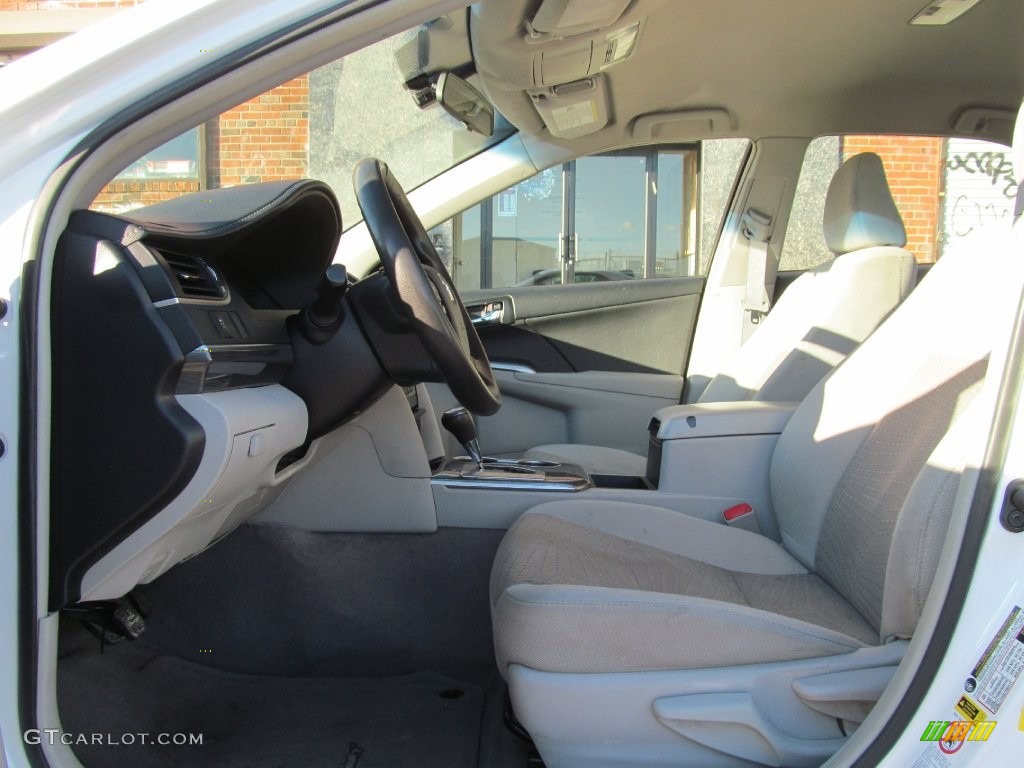2013 Camry Hybrid LE - Super White / Light Gray photo #36