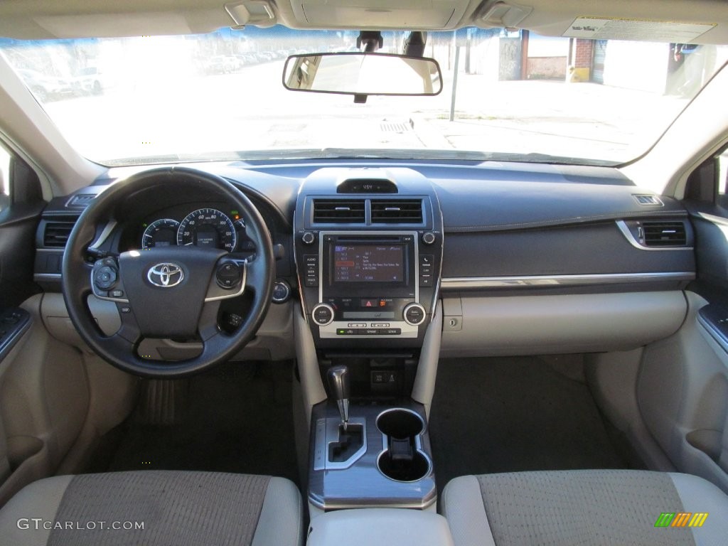 2013 Camry Hybrid LE - Super White / Light Gray photo #39