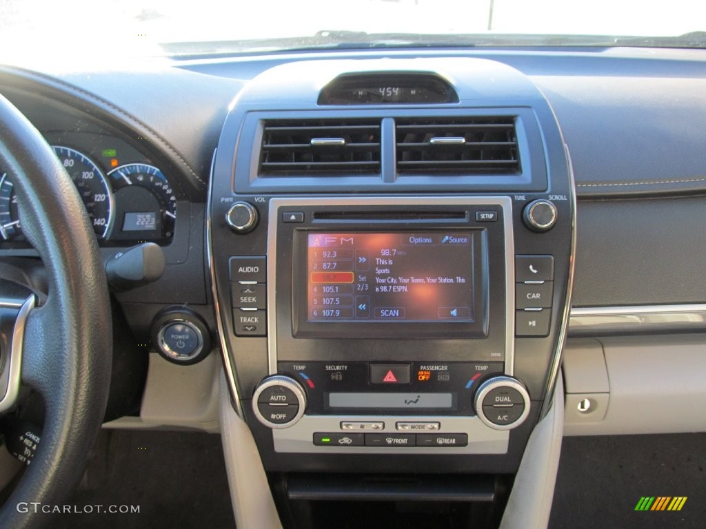 2013 Camry Hybrid LE - Super White / Light Gray photo #42