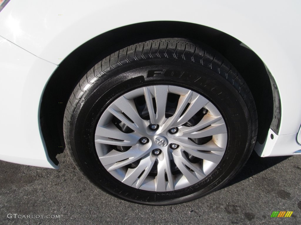2013 Camry Hybrid LE - Super White / Light Gray photo #44