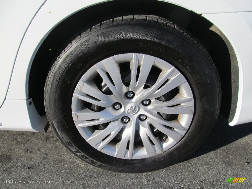 2013 Camry Hybrid LE - Super White / Light Gray photo #45