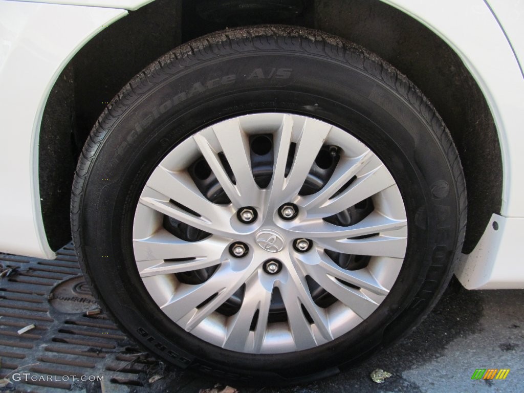 2013 Camry Hybrid LE - Super White / Light Gray photo #46