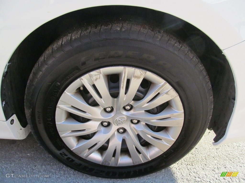 2013 Camry Hybrid LE - Super White / Light Gray photo #47