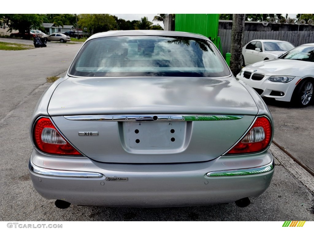 2004 XJ XJ8 - Platinum Silver Metallic / Charcoal photo #45