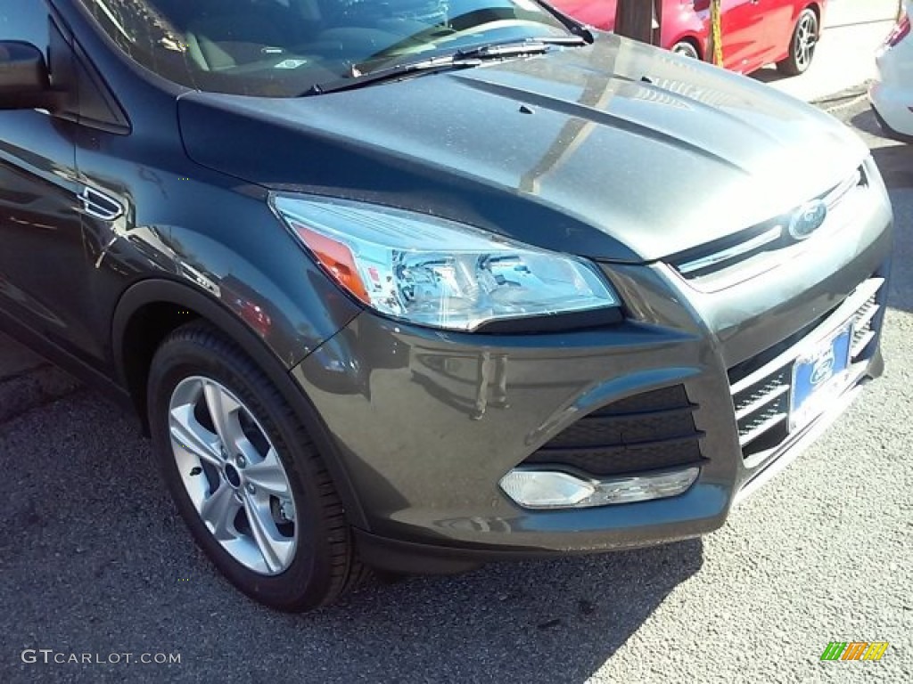 2016 Escape SE - Magnetic Metallic / Charcoal Black photo #2