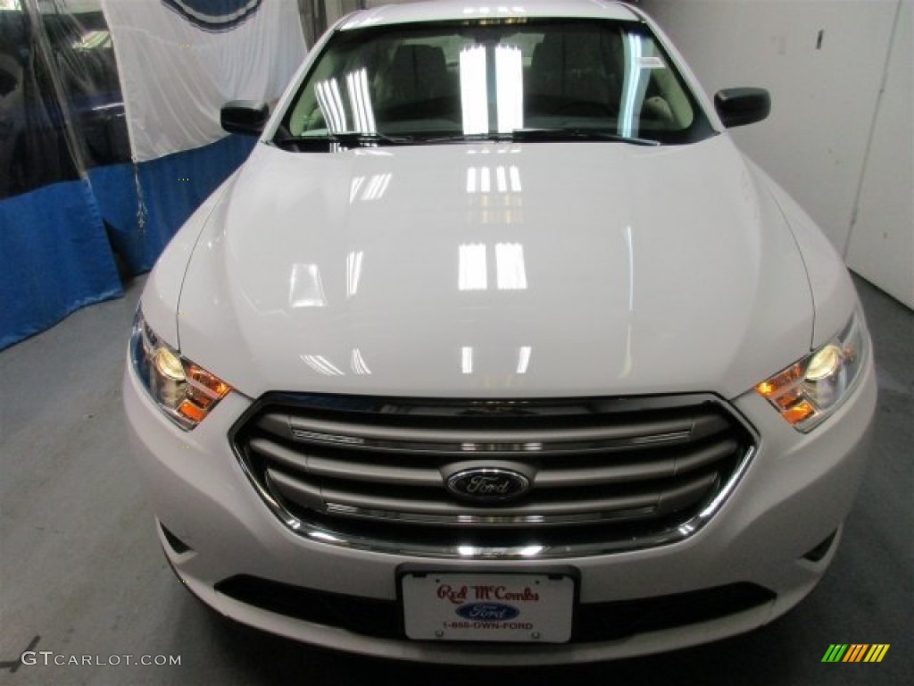 2015 Taurus SE - Oxford White / Dune photo #2