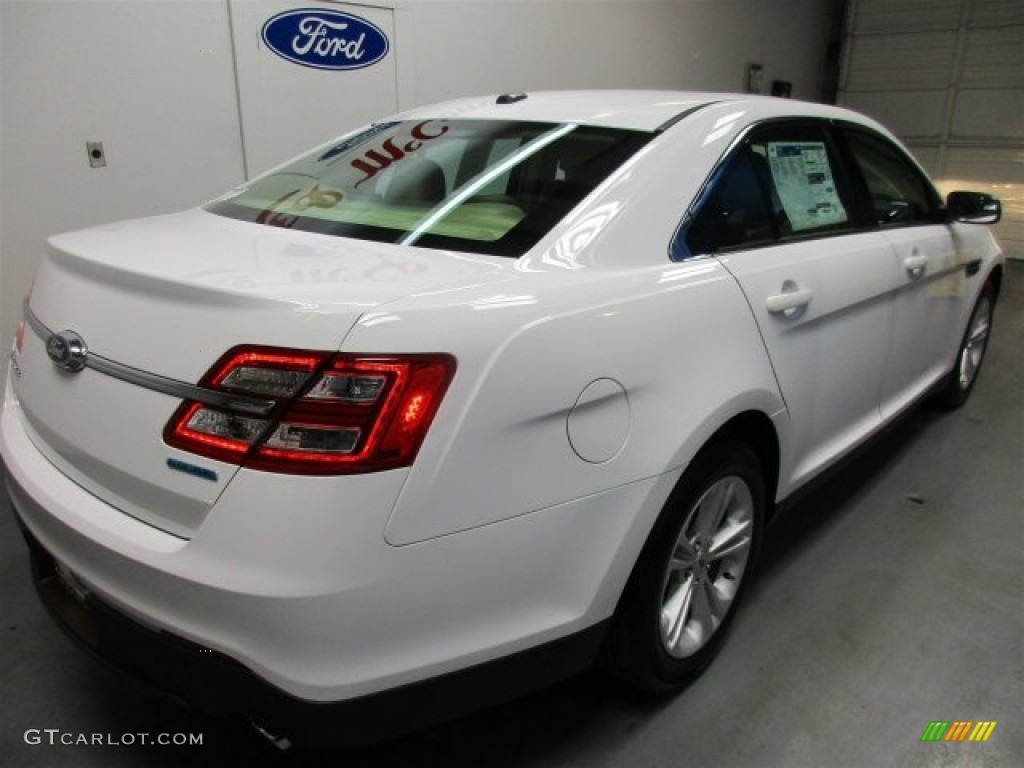2015 Taurus SE - Oxford White / Dune photo #7