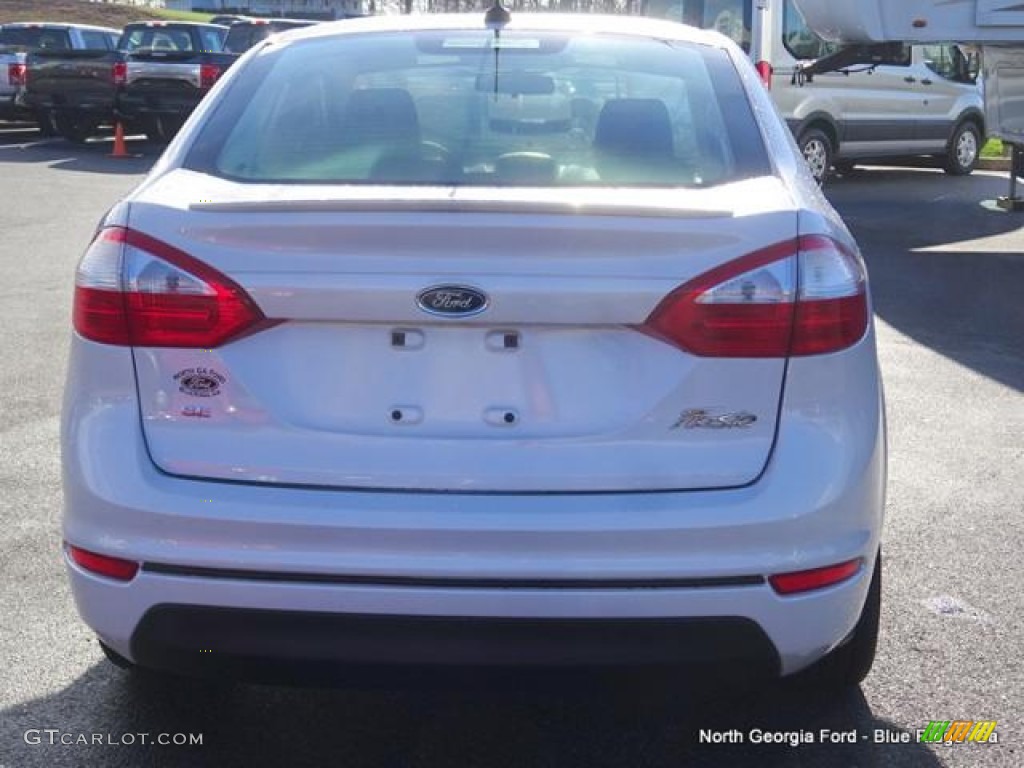 2016 Fiesta SE Sedan - White Platinum Metallic Tri-coat / Charcoal Black photo #4