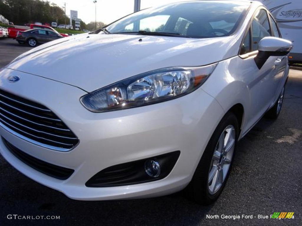 2016 Fiesta SE Sedan - White Platinum Metallic Tri-coat / Charcoal Black photo #31
