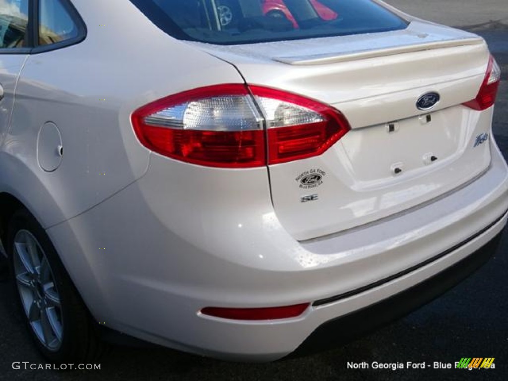 2016 Fiesta SE Sedan - White Platinum Metallic Tri-coat / Charcoal Black photo #34