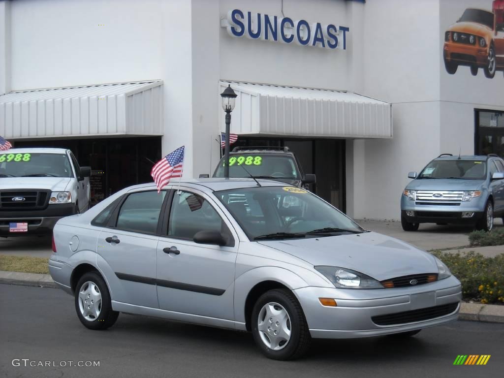 2004 Focus LX Sedan - CD Silver Metallic / Medium Graphite photo #1
