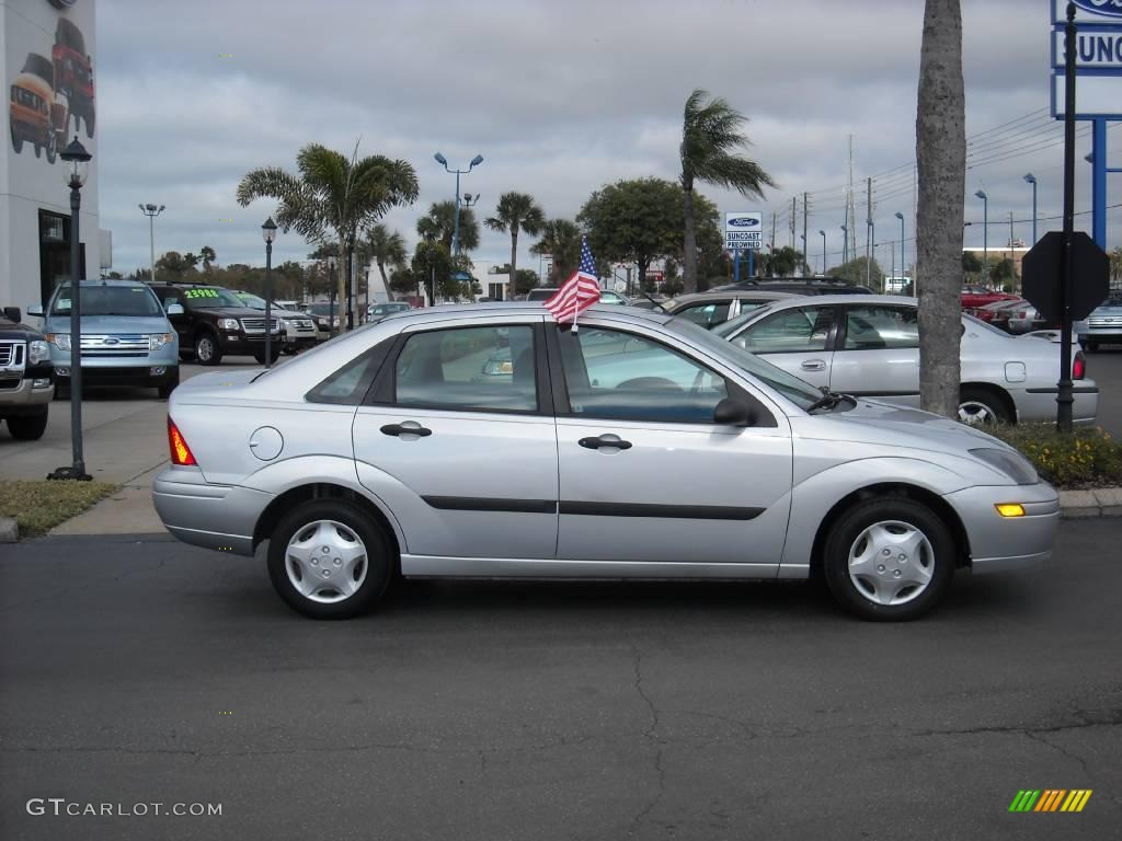 2004 Focus LX Sedan - CD Silver Metallic / Medium Graphite photo #2