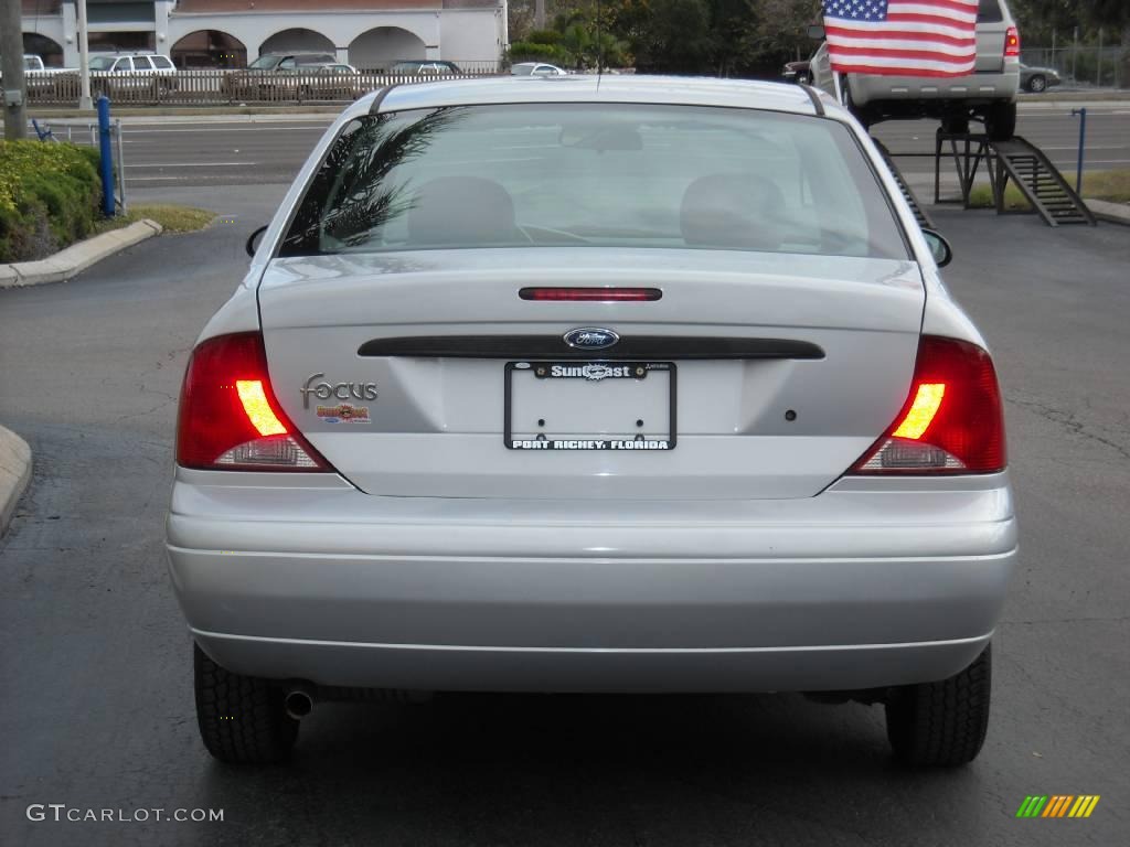 2004 Focus LX Sedan - CD Silver Metallic / Medium Graphite photo #4