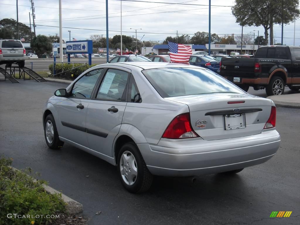 2004 Focus LX Sedan - CD Silver Metallic / Medium Graphite photo #5