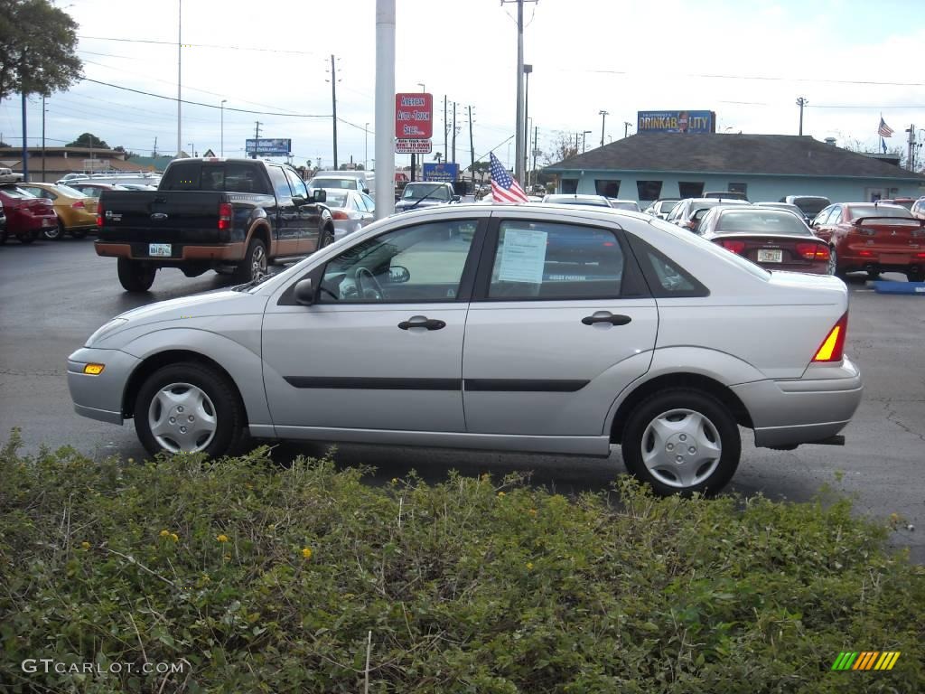 2004 Focus LX Sedan - CD Silver Metallic / Medium Graphite photo #6