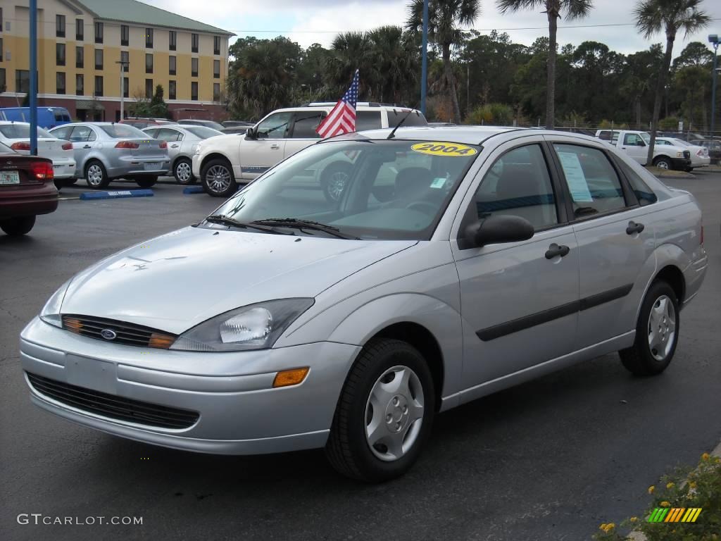 2004 Focus LX Sedan - CD Silver Metallic / Medium Graphite photo #7