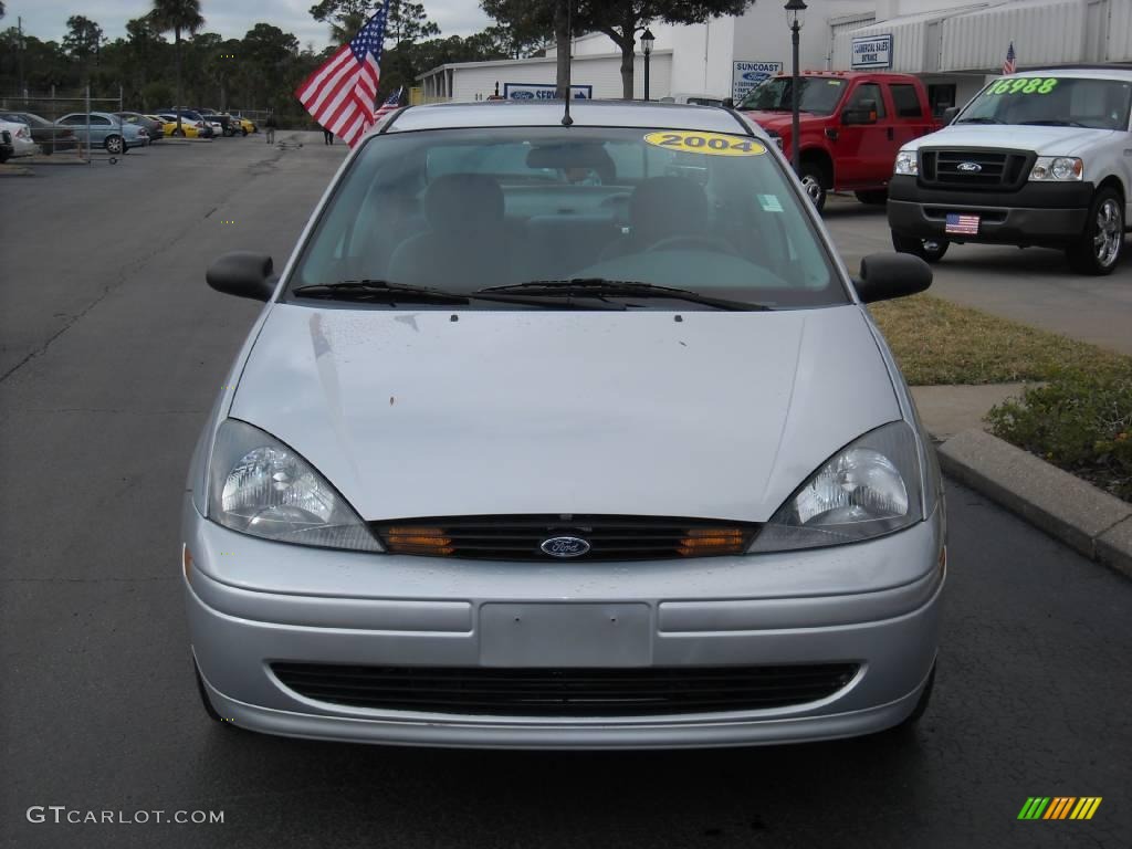 2004 Focus LX Sedan - CD Silver Metallic / Medium Graphite photo #8