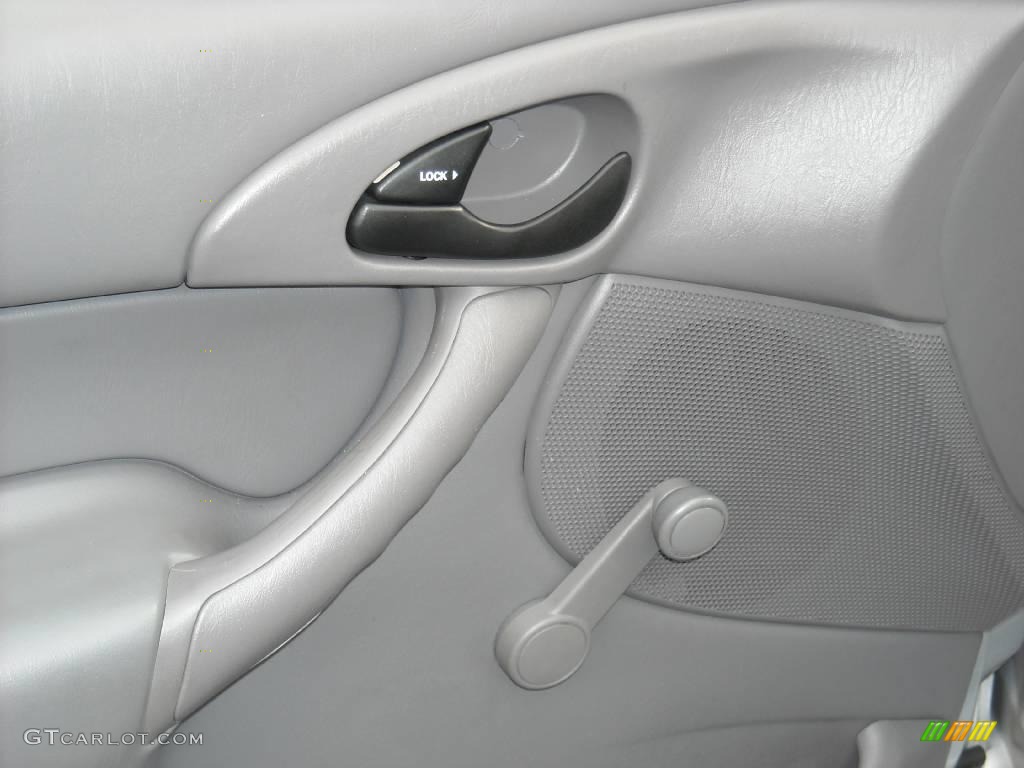 2004 Focus LX Sedan - CD Silver Metallic / Medium Graphite photo #14