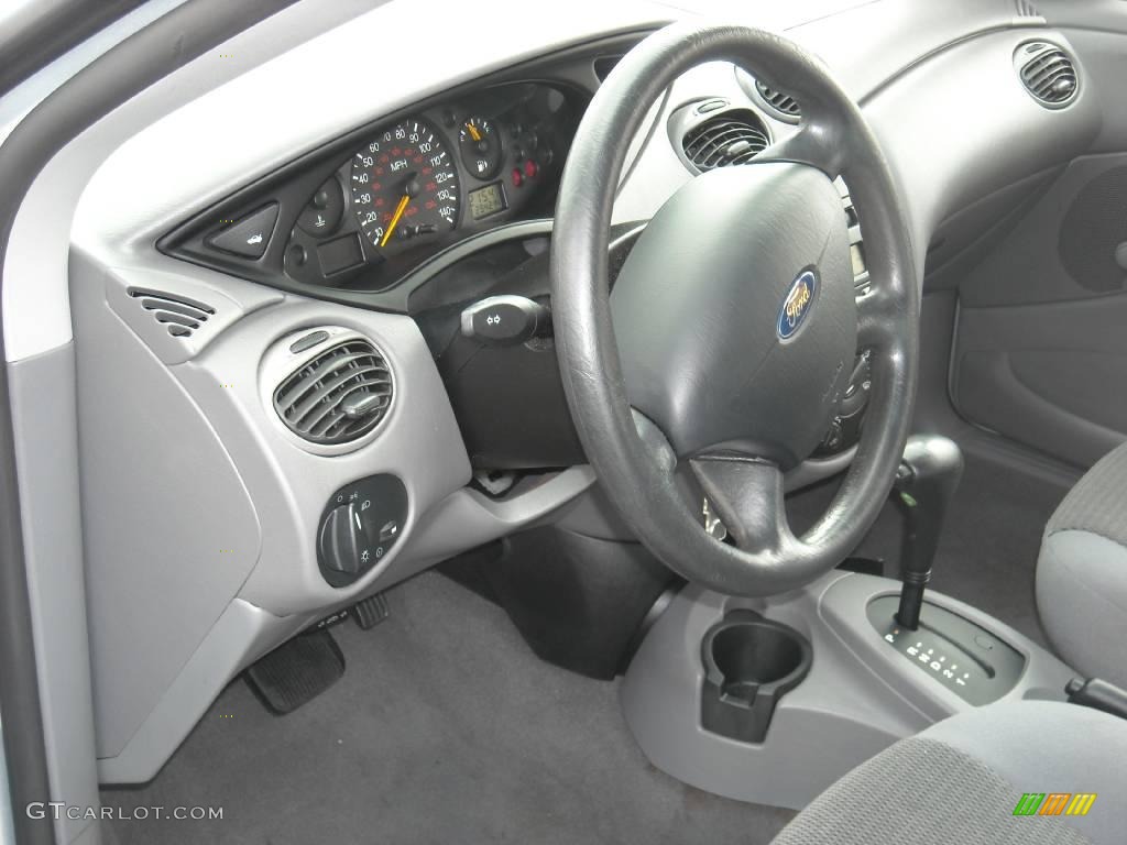 2004 Focus LX Sedan - CD Silver Metallic / Medium Graphite photo #15