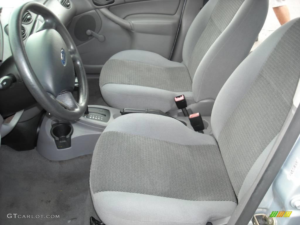 2004 Focus LX Sedan - CD Silver Metallic / Medium Graphite photo #16