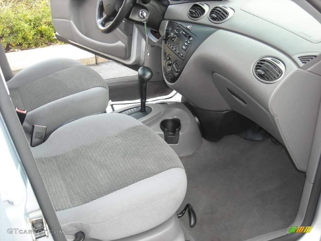 2004 Focus LX Sedan - CD Silver Metallic / Medium Graphite photo #17