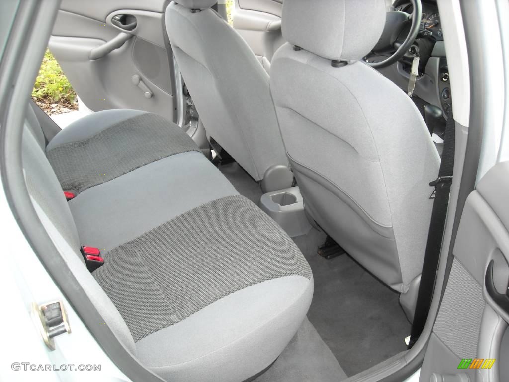 2004 Focus LX Sedan - CD Silver Metallic / Medium Graphite photo #18