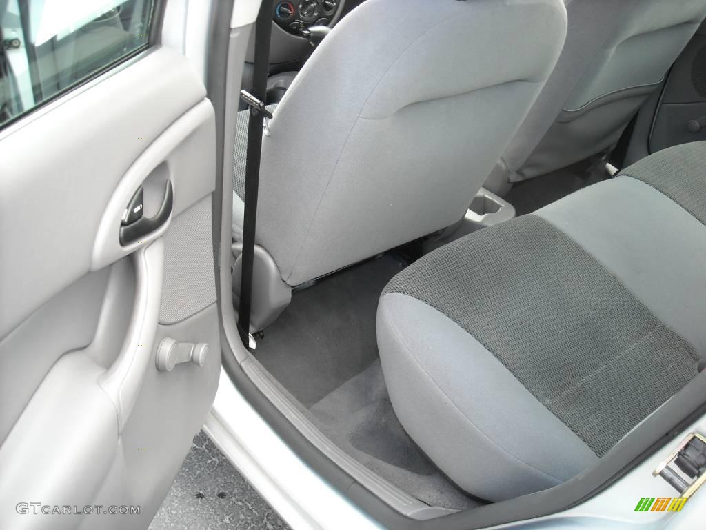 2004 Focus LX Sedan - CD Silver Metallic / Medium Graphite photo #19