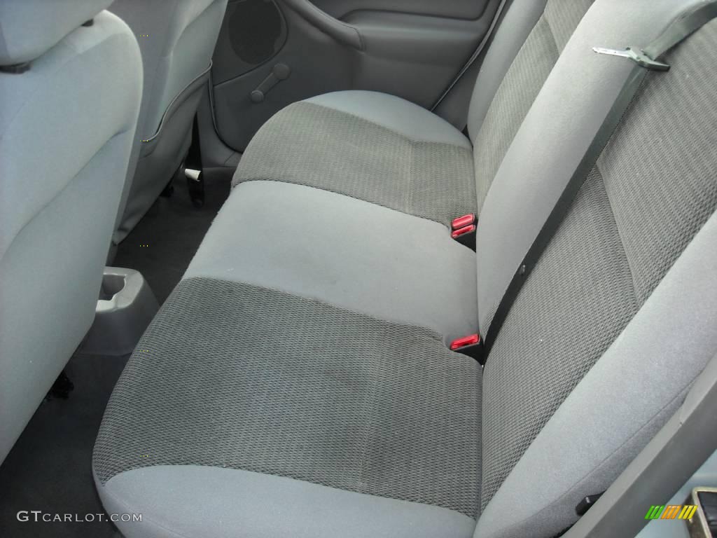2004 Focus LX Sedan - CD Silver Metallic / Medium Graphite photo #21
