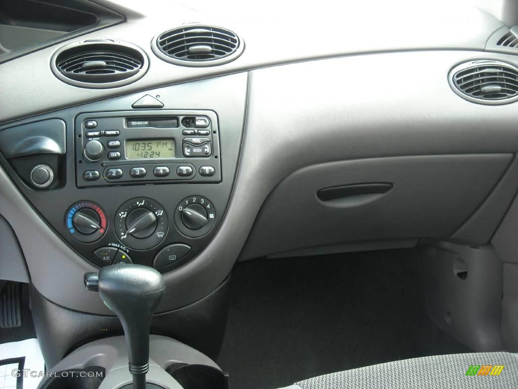 2004 Focus LX Sedan - CD Silver Metallic / Medium Graphite photo #22