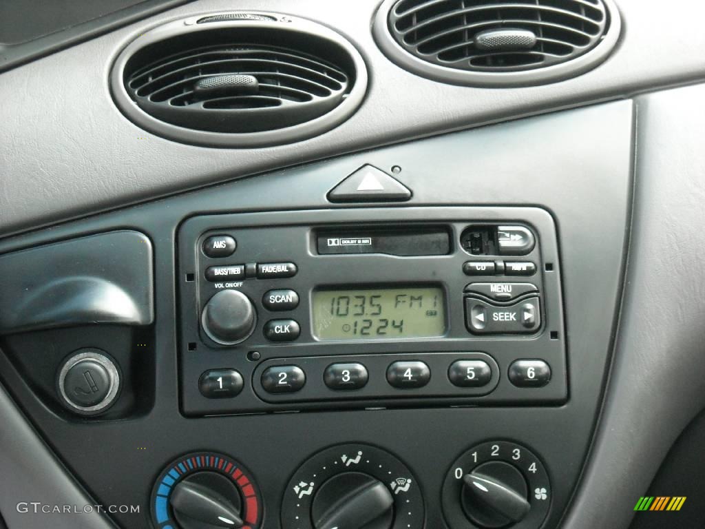 2004 Focus LX Sedan - CD Silver Metallic / Medium Graphite photo #23