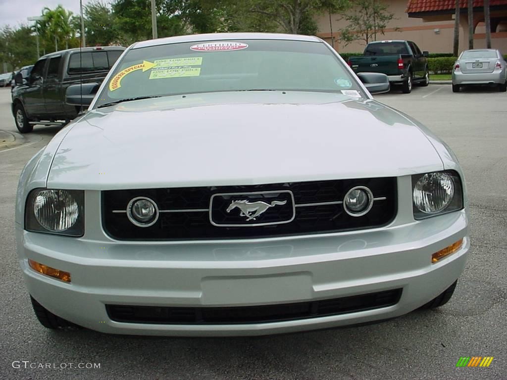 2006 Mustang V6 Premium Coupe - Satin Silver Metallic / Light Graphite photo #8